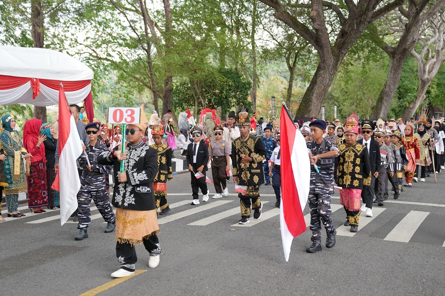 Masyarakat Antusias Saksikan Pawai Karnaval Budaya HUT Ke-79 Kemerdekaan RI Masyarakat Antusias Saksikan Pawai Karnaval Budaya HUT Ke-79 Kemerdekaan RI