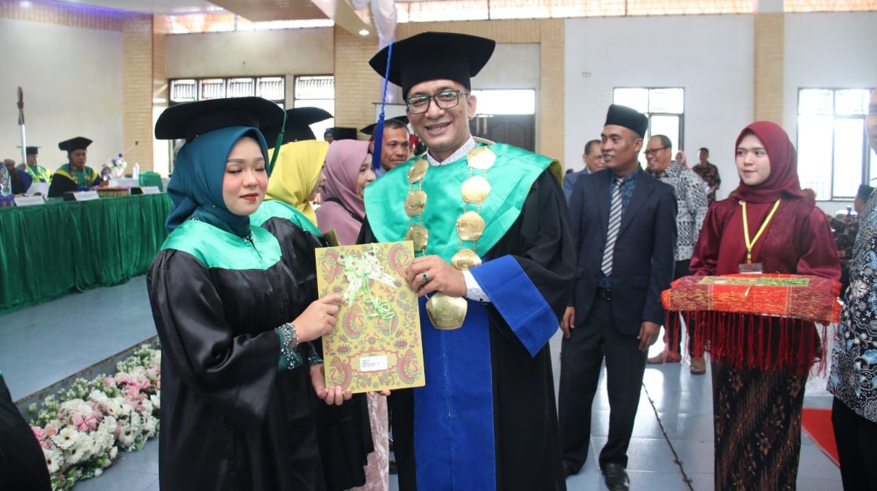 Rektor IPTS Wisuda 203 Mahasiswa Rektor IPTS Wisuda 203 Mahasiswa