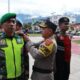 Kapolres Agara, AKBP R Doni Sumarsono saat menyematkan pita kepada perwakilan personel Apel Pasukan Operasi Mantap Praja Seulawah 2024, dalam rangka Pengamanan Pilkada tahun 2024. Waspada/Seh Muhammad Amin