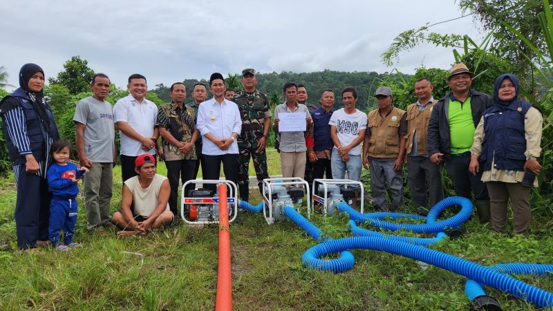 Pj Bupati Agara, Drs. Syakir, M.Si foto bersama saat penyerahan bantuan pompa air. Waspada/Seh Muhammad Amin