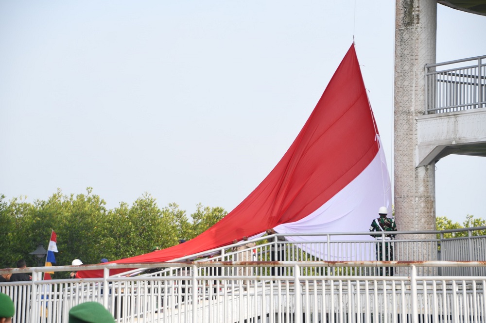 Pemerintah kota Langsa bersama Kodim 0104/Aceh Timur saat melaksanakan pengibaran Bendera Merah Putih raksasa berukuran 5 x 10 meter di tower hutan mangrove kota Langsa, Kamis (1/8). Waspada/dede