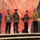 Wakil Presiden Republik Indonesia Ma'ruf Amin memberikan penghargaan kepada salah satu kepala daerah yang meraih predikat Universal Health Coverage (UHC) dalam mendukung program JKN. Waspada/Ist