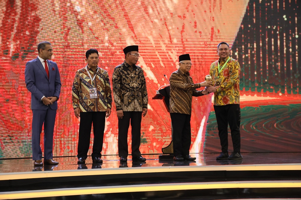Wakil Presiden Republik Indonesia Ma'ruf Amin memberikan penghargaan kepada salah satu kepala daerah yang meraih predikat Universal Health Coverage (UHC) dalam mendukung program JKN. Waspada/Ist