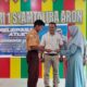 Muhamamad Juanda siswa kelas 2 SMA Negeri 1 Syamtalira Aron, Jumat (9/8) siang menerima uang saku bantuan dewan guru untuk digunakan saat mengikuti Kompetisi Olahraga Siswa Nasional di Jakarta. Penyerahan bantuan uang saku disaksikan oleh kepada sekolah setempat. Waspada/Maimun Asnawi