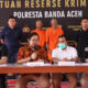 Kasat Reskrim Polresta Banda Aceh, Kompol Fadilah Aditya Pratama saat memberikan keterangan pers di Mapolresta Banda Aceh, sekaligus memperlihatkan dua tersangka yang ditangkap. (Waspada/Zafrullah)