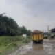 Kondisi jalan Laras - Dolok Ilir rusak parah, aspal terkelupas sehingga seperti jalan tanah. (Waspada/Hasuna Damanik).
