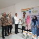 Pj. Wali Kota Langsa, Dr (Cand) Syaridin S.Pd., M.Pd saat melepas penyaluran cadangan beras pemerintah tahap III Perum Bulog Langsa untuk keluarga penerima manfaat (KPM) dalam wilayah Kota Langsa di kantor Pos Langsa, Jumat (2/8). Waspada/dede