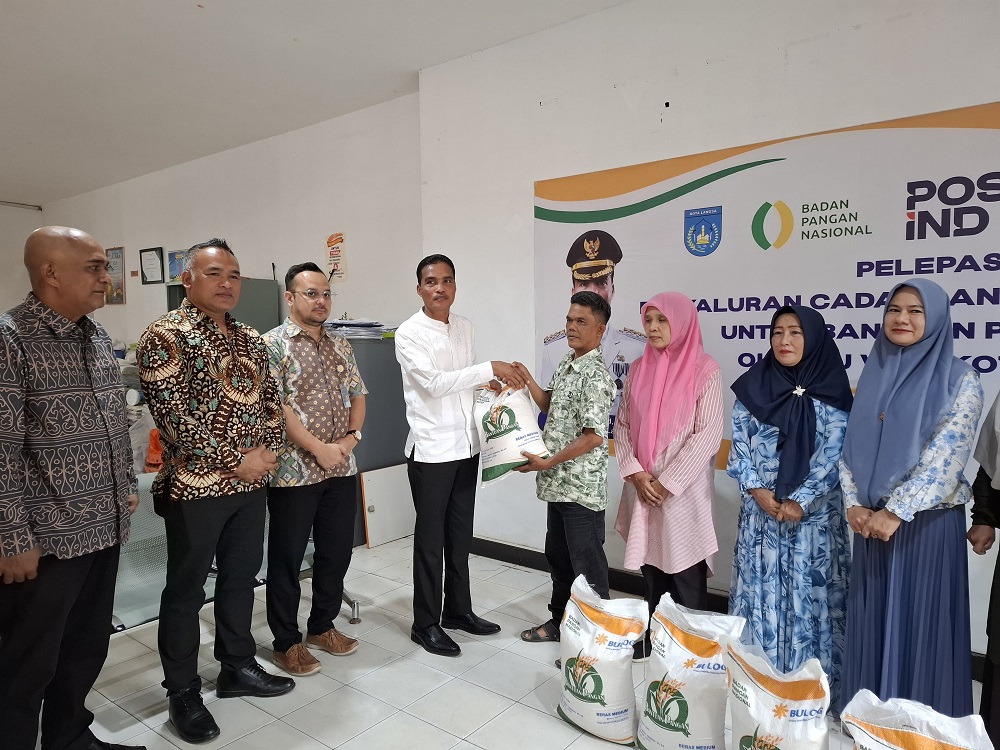 Pj. Wali Kota Langsa, Dr (Cand) Syaridin S.Pd., M.Pd saat melepas penyaluran cadangan beras pemerintah tahap III Perum Bulog Langsa untuk keluarga penerima manfaat (KPM) dalam wilayah Kota Langsa di kantor Pos Langsa, Jumat (2/8). Waspada/dede