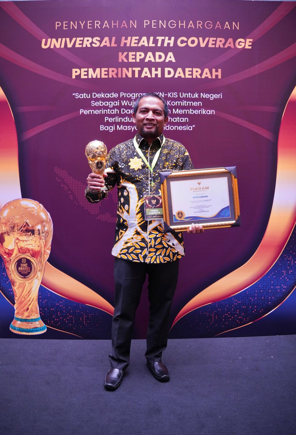 Tampak dalam gambar Pj. Wali Kota Sabang, Andri Nourman usai menerima penghargaan UHC dari Pemerintah Pusat. (Waspada/ist)