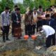 Anggota DPRA Tgk Irawan Abdullah, S.Ag,MM melakukan peletakan batu pertama pembangunan Ruang Kelas Baru (RKB) di Pesantren Teknologi Modern MBBS, Jantho, Aceh Besar, Minggu (11/08/24).(Waspada/T.Mansursyah)