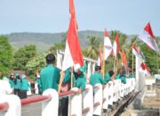 Mahasiswa KKN USK Pasang Bendera Merah Putih Dan Bersihkan Pantai