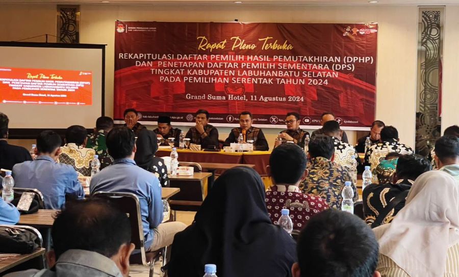KPU Kab. Labusel menggelar rapat pleno terbuka penetapan DPS Pilkada Serentak tahun 2024 di Kab. Labusel, Minggu (11/8/2024), di Ballroom Hotel Grand Suma Kotapinang. Waspada/Deni Daulay