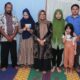 Wali Kota Pematangsiantar Susanti Dewayani (lima kiri) pose bersama dengan dua keluarga korban hanyut di Sungai Bah Bolon dan lainnya saat mengunjungi dan memberikan bantuan kepada dua keluarga itu di Jl. Aru, Kel. Bantan, kec. Siantar Barat, Minggu (11/8) sore.(Waspada-Ist).