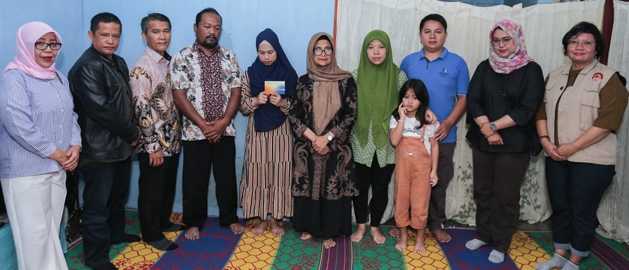 Wali Kota Pematangsiantar Susanti Dewayani (lima kiri) pose bersama dengan dua keluarga korban hanyut di Sungai Bah Bolon dan lainnya saat mengunjungi dan memberikan bantuan kepada dua keluarga itu di Jl. Aru, Kel. Bantan, kec. Siantar Barat, Minggu (11/8) sore.(Waspada-Ist).