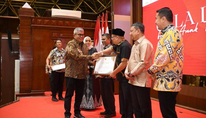 Evaluasi Mandiri KLA 2024, Pj Bupati Agara Terima Penghargaan