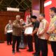 Kepala Dinas Pengendalian Penduduk dan Keluarga Berencana Aceh Tenggara, Budi Afrizal, SKM, MKM, saat menerima Penghargaan dari Gubernur Aceh. Waspada/Seh Muhammad Amin
