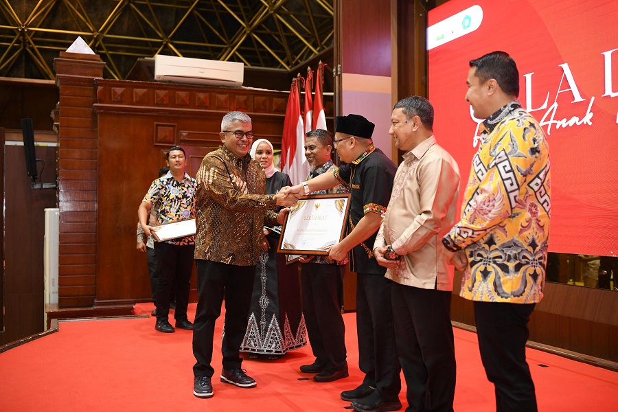 Kepala Dinas Pengendalian Penduduk dan Keluarga Berencana Aceh Tenggara, Budi Afrizal, SKM, MKM, saat menerima Penghargaan dari Gubernur Aceh. Waspada/Seh Muhammad Amin