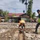 Kepala SMAN 1 Lawe Bulan Kab Aceh Tenggara, Kasidin, S.Pd, M.Pd didampingi Ketua Komite Sekolah, Sahibun saat memantau empat paket proyek DAK yang sedang dikerjakan. Waspada/Seh Muhammad Amin