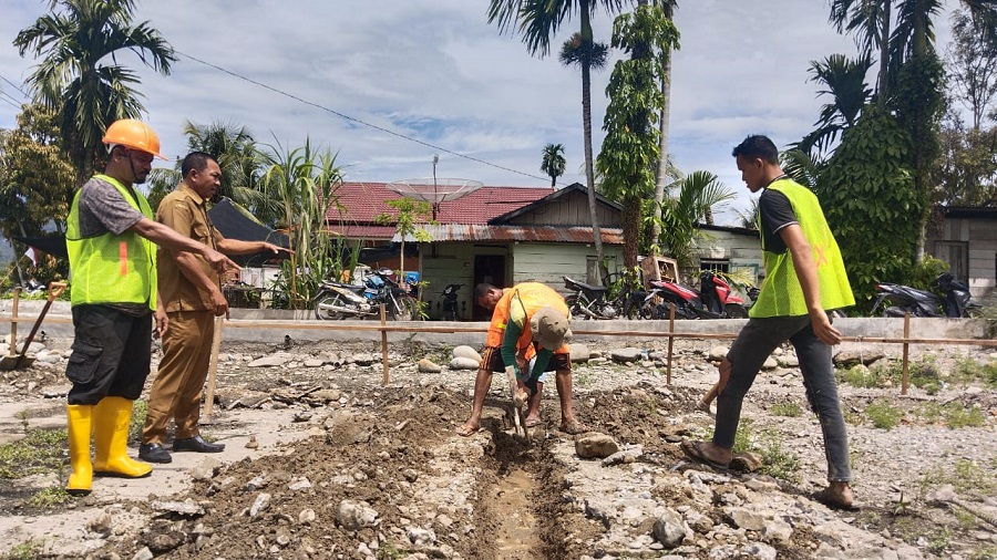 Kepala SMAN 1 Lawe Bulan Kab Aceh Tenggara, Kasidin, S.Pd, M.Pd didampingi Ketua Komite Sekolah, Sahibun saat memantau empat paket proyek DAK yang sedang dikerjakan. Waspada/Seh Muhammad Amin