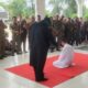 Terpidana ustadz cabul, MR saat menjalani eksekusi cambuk sebanyak 141 kali dipotong masa penahan dari sebelumnya 150 kali di depan umum di Tribun Lapangan Merdeka, Senin (12/8). Waspada/dede