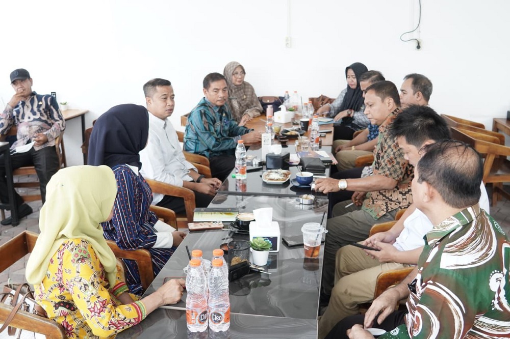 Pj Wali Kota Tebingtinggi, Dr Moettaqien Hasrimi, S.STP, M.Si saat memimpin rapat dengan kepala OPD mengenai Tabligh Akbar dan Fun Football. Waspada/Kristian Brahmana