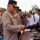 Kapolres Aceh Tamiang AKBP Muliadi, saat pengecekan senpi personel, Senin (12/8). (Waspada/Yusri).