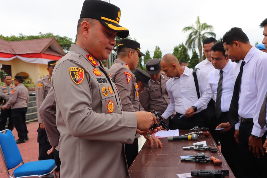 Kapolres Aceh Tamiang AKBP Muliadi, saat pengecekan senpi personel, Senin (12/8). (Waspada/Yusri).