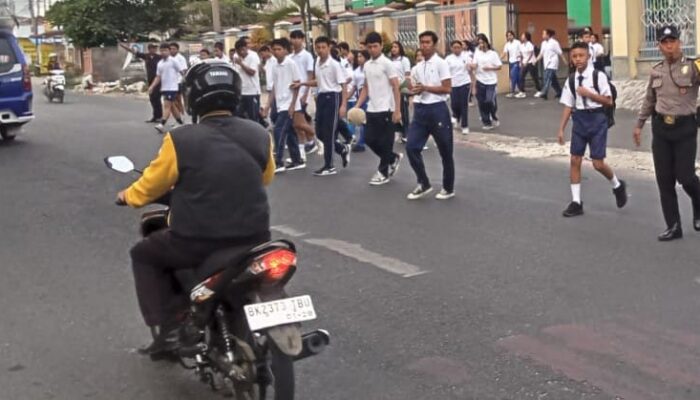 Pos Padat Pagi Bantu Masyarakat Seberangi Jalan