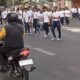 Guna membantu masyarakat menyeberang di jalan, personel Polres Pematangsiantar turun ke jalan dan melaksanakan patroli dan Pos Padat Pagi serta melakukan pengaturan lalu lintas, Senin (11/8).(Waspada-Ist).