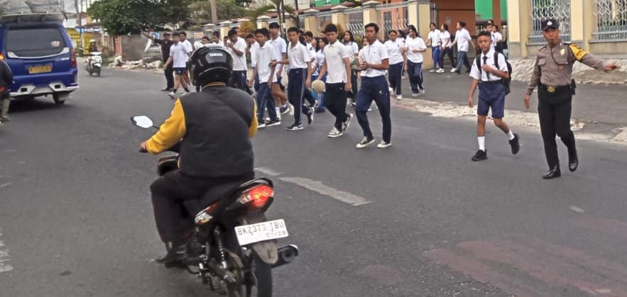 Guna membantu masyarakat menyeberang di jalan, personel Polres Pematangsiantar turun ke jalan dan melaksanakan patroli dan Pos Padat Pagi serta melakukan pengaturan lalu lintas, Senin (11/8).(Waspada-Ist).