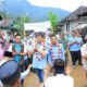Warga Desa Pematang sambut kehadiran Bupati Hendri Yanto dan wakilnya beserta Manager PLN Rantauprapat Sendy Rudiono tanda suka cita saat peresmian program Listrik Masuk Desa. Waspada/dok.kominfo labura