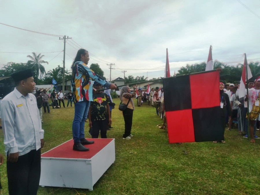 Ketua PAC PKN Seilepan Rahmadsyah ketika melepas peserta napak tilas di Lapangan Sepakbola Desa Lama Baru Kec Seilepan, Kab Langkat, Senin (12/8/24). Waspada/ist