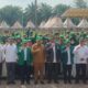 Pj.Sekdakab Deliserdang Dr.H.Citra Effendi Capah, MSP, didampingi Ketua PD Al Washliyah Deliserdang HM Soleh, S.Ag, MH, Rektor Univa Medan Prof.HM Jamil, MA, foto bersama mahasiswa/mahasiswi Univa Medan yang akan KKN di Deliserdang di Alun-Alun Pemkab Deliserdang, Senin (12/8). (Waspada/Khairul K Siregar/B)