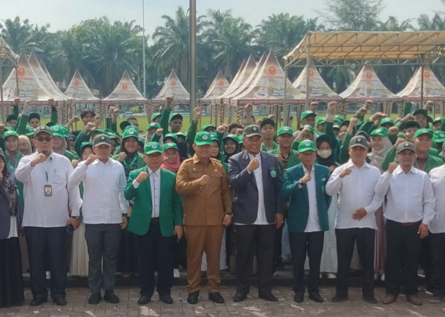 Pj.Sekdakab Deliserdang Dr.H.Citra Effendi Capah, MSP, didampingi Ketua PD Al Washliyah Deliserdang HM Soleh, S.Ag, MH, Rektor Univa Medan Prof.HM Jamil, MA, foto bersama mahasiswa/mahasiswi Univa Medan yang akan KKN di Deliserdang di Alun-Alun Pemkab Deliserdang, Senin (12/8). (Waspada/Khairul K Siregar/B)