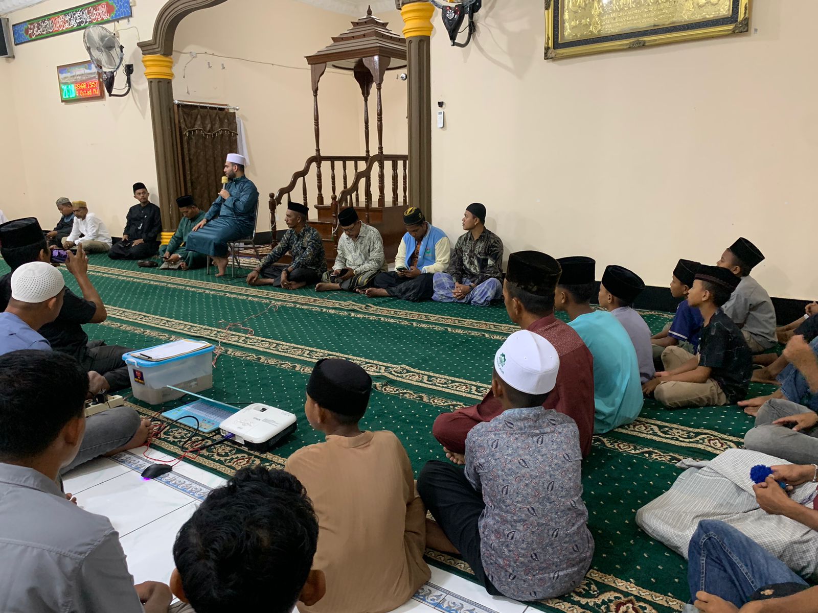 Syeikh Ahmad Al Safadi dari Palestina saat memberikan tausyiah kepada masyarakat Kp. Tualang dan Matang Sentang di Masjid Al-Iman Kecamatan Seruway Kabupaten Aceh Tamiang, Jumat (2/8) malam. Waspada/ist