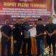 Ketua Bawaslu Tapsel Taufik Hidayat (4 kiri) didampingi Kordiv HP2H Bawaslu Tapsel Vernando Maruli Aruan (3 kiri) foto bersama dengan Ketua KPU Tapsel Zulhajji Siregar (3 kanan) dan 4 anggota KPU Tapsel yakni Efendi Rambe, Fany Daulad Siregar, Khoirun Sholih Harahap, Yassir Husein Pardede, Minggu (11/8). Waspada/ist.