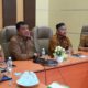 Sekdakab Aceh Besar Drs Sulaimi MSi memimpin rapat Persiapan Pelantikan Anggota DPRK Aceh Besar Tahun 2024-2029 di Aula Sanusi Wahab Kantor Bupati Aceh Besar, Kota Jantho, Senin (12/8). (Waspada/Ist)