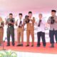Pemukulan rapai sebagai tanda pembukaan pembukaan kick off setop kekerasan di dayah yang dilaksanakan di Dayah Madrasah Ulumul Quran (MUQ) Pagar Air, Gampong Bineh Blang, Kecamatan Ingin Jaya, Aceh Besar, Senin (12/8). (Waspada/Ist)