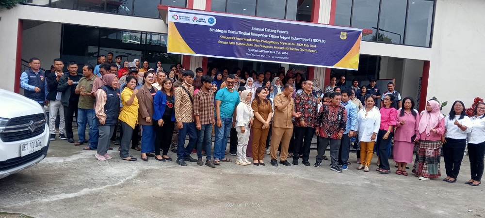 Keterangan foto. KEPALA UPT Balai Standardisasi dan Pelayanan Jasa Industri (BSPJI) Medan Hendra Leonard (sembilan kiri) foto bersama peserta sosialisasi di Hotel Mutiara Sidikalang.Waspada/Kartolo Munte.