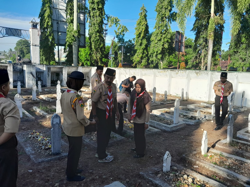 Pramuka Kwarcab Kabupaten Aceh Tamiang saat melaksanakan upacara dan ziarah makam pahlawan di Kota Kualasimpang dalam menyambut Hari Pramuka ke-63. (Waspada/Yusri).