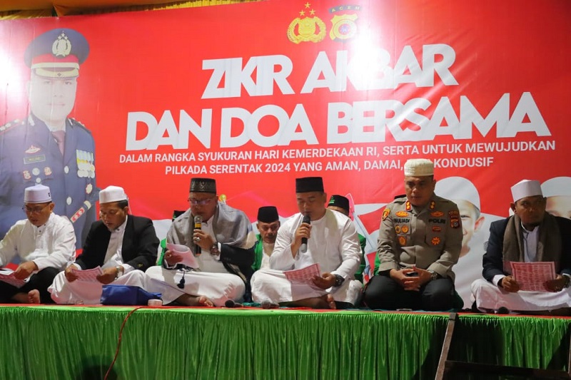 Polres Aceh Tamiang gelar zikir akbar dan doa bersama dalam rangka syukuran Hari Kemerdekaan RI serta terwujudnya Pilkada serentak 2024,Selasa (13/8). (Waspada/Yusri).