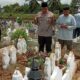 Kapolres Langkat AKBP David Triyo Prasojo dan Ketua Gerbang Malay Adhan Nur mendoakan almarhumah Hj Nursiah di Pemakaman Sei Bilah, Kec  Sei Lepan, Senin (12/8/24). Waspada/ist