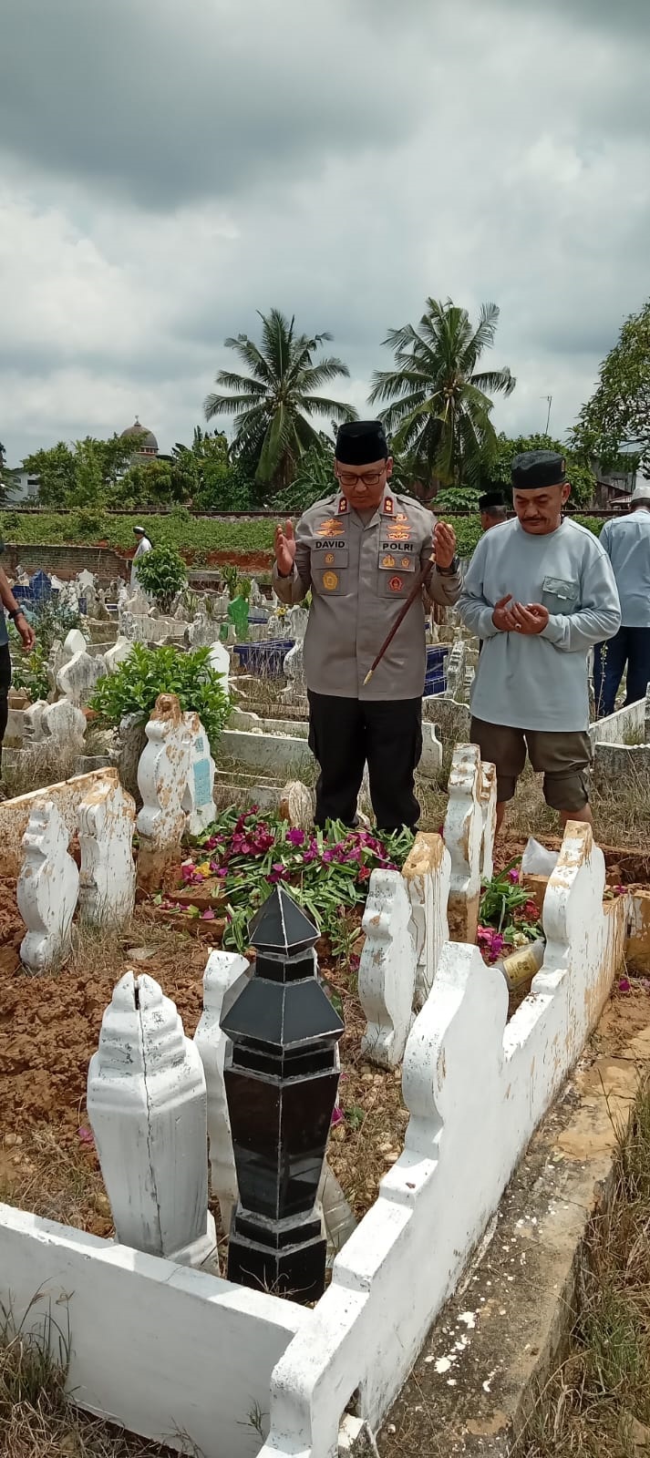 Kapolres Langkat AKBP David Triyo Prasojo dan Ketua Gerbang Malay Adhan Nur mendoakan almarhumah Hj Nursiah di Pemakaman Sei Bilah, Kec  Sei Lepan, Senin (12/8/24). Waspada/ist