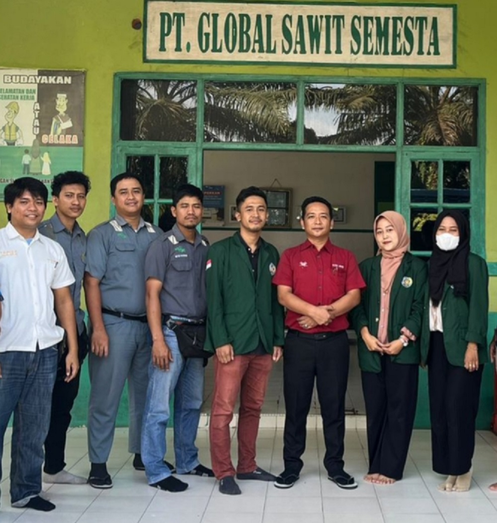 FOTO bersama Mill Manager PT GSS M. Samsul Bahri Ginting (tiga kanan) dengan unsur pimpinan/karyawan terkait dan mahasiswa USU yang mengakhiri praktikum. (Waspada/Ist)