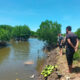 Aparat kepolisian saat melakukan evakuasi mayat laki-laki di Alur Sungai Jalan Elak Gampong Birem Puntong Kecamatan Langsa Baro, Kota Langsa, Selasa (13/8) sekira pukul 13:00. Waspada/dede
