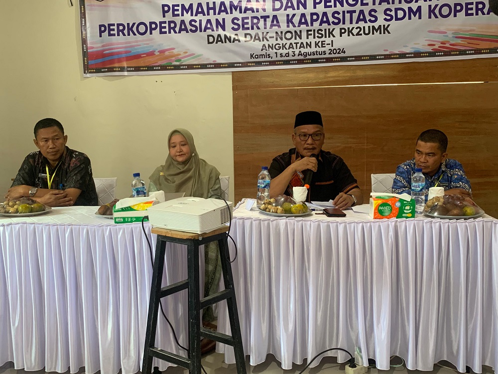 Asisten Administrasi Umum, Jamanuddin saat membuka pelatihan untuk meningkatkan pengetahuan dan pemahaman perkoperasian serta SDM di Hotel Maroon, Kamis (1/8). Waspada/Seh Muhammad Amin