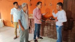 Dogoran Sorimuda Hasibuan, pengusaha bubuk kopi Siundol menjelaskan proses pengolahan kopi kepada Pj. Bupati Padang Lawas, Ir. H. Ardan Noor, M.Si saat berkunjung ke lokasim pengolahan kopi Siundol di desa Siundol Dolok, kecamatan Sosopan.(Waspada/Ist)