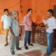 Dogoran Sorimuda Hasibuan, pengusaha bubuk kopi Siundol menjelaskan proses pengolahan kopi kepada Pj. Bupati Padang Lawas, Ir. H. Ardan Noor, M.Si saat berkunjung ke lokasim pengolahan kopi Siundol di desa Siundol Dolok, kecamatan Sosopan.(Waspada/Ist)