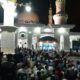 Ribuan warga padati halaman Masjid Al Munawarah, Blang Pulo, Kecamatan Muara Satu, Kota Lhokseumawe untuk menyaksikan pemampilan 4 qari internasion tampil dalam legiatan Haflah Quran. Waspada/Maimun Asnawi