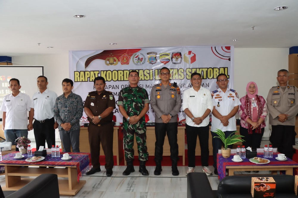 Kapolres Taput, AKBP Ernis Sitinjak foto bersama unsur Forkopimda dan penyelenggara pemilu usai menggelar rapat lintas sektoral, di Aula Sopo Nomensen HKBP Pearaja Tarutung, Rabu (14/8). Waspada/ist